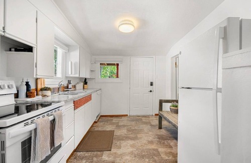 Drumheller House | Private home steps away from the Big Dinosaur!
