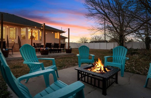 South Jordan House | 🏠Private home with hot tub. Beds for 32!