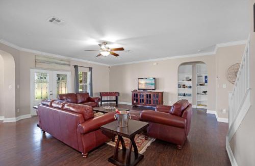 Kyle House | *Private Hot Spa*, Pool, Ranch Estate, Countryside