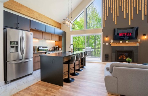 Argenteuil Regional County Municipality Ski Chalet | Private Hot Tub | Hiking | Skiing | Le Silverson