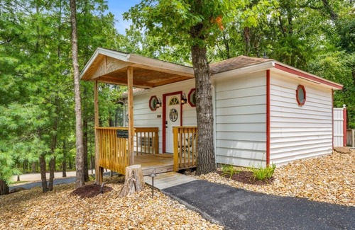 Branson Cottage | Private Hot Tub and Fire Pit - SADIE'S COTTAGE