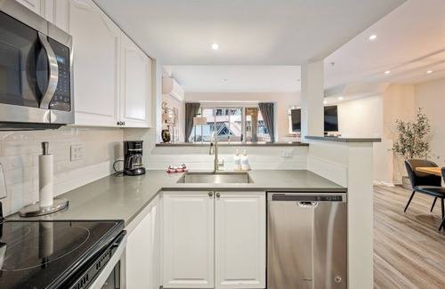 Whistler Cay Heights House | Private Hot Tub | BBQ | Pool | A/C | Free Parking | Renovated | Whistler Village