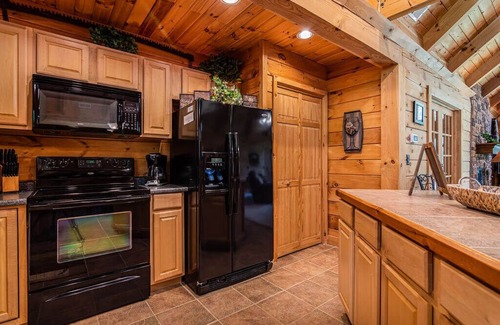 Branson Cedars Cabin | Private Hot Tub & FirePit! Near Big Cedar, Tucked in Woods, Huge Great Room