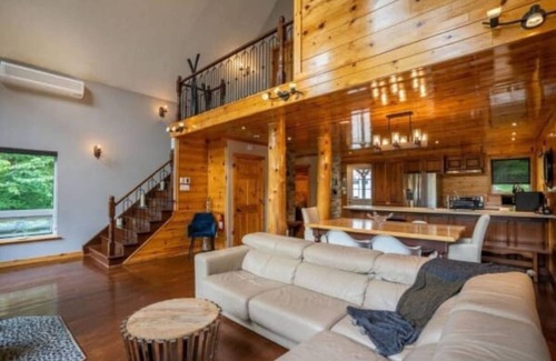Val-des-Lacs Ski Chalet | Private Hot Tub | Hiking | Skiing | Carriole