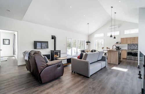 Argenteuil Regional County Municipality Ski Chalet | Private Hot Tub | Hiking | Skiing | Roitelet