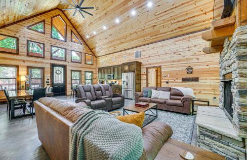 Broken Bow House | Private Hot Tub Luxe Cabin in Broken Bow!