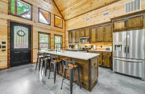 Broken Bow House | Private Hot Tub Luxe Cabin in Broken Bow!