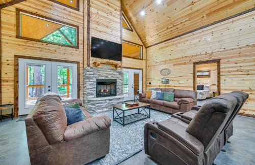 Broken Bow House | Private Hot Tub Luxe Cabin in Broken Bow!