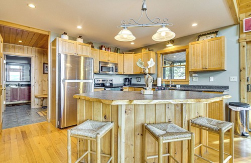 Bryant Pond House | Private Hot Tub & Sauna: Bryant Pond Retreat!