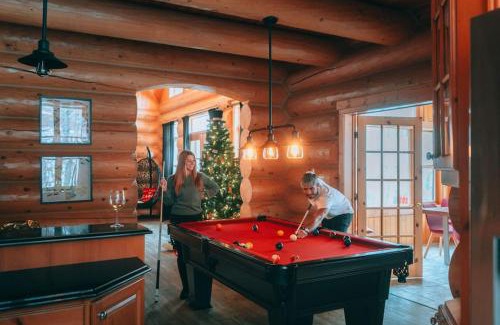 Fiddler Lake Resort Ski Chalet | Private Hot Tub Sauna Indoor pool ski Monopoly