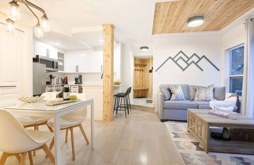 Village North House | Private HotTub.Central 2BR - Free Parking+Pool+A/C