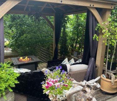 Gibsons House | PRIVATE HOUSE and private HOT TUB Seas The Day Pets BBQ Beaches Artists Studio Lower Gibsons The Bay