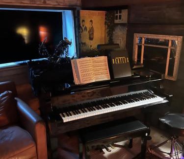 Gibsons House | PRIVATE HOUSE and private HOT TUB Seas The Day Pets BBQ Beaches Artists Studio Lower Gibsons The Bay