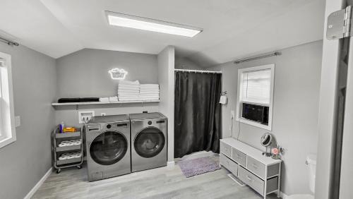 Caseyville House | Private House - Sleeps 8 - 13 Min to Downtown STL