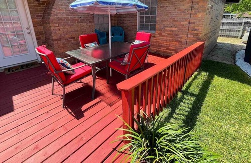 West Pensacola House | PRIVATE HUGE POOL/ 25 MINS TO BEACH/ SPACIOUS 4BED/3BATH KING BED