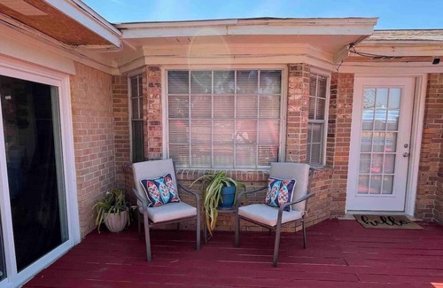 West Pensacola House | PRIVATE HUGE POOL/ 25 MINS TO BEACH/ SPACIOUS 4BED/3BATH KING BED