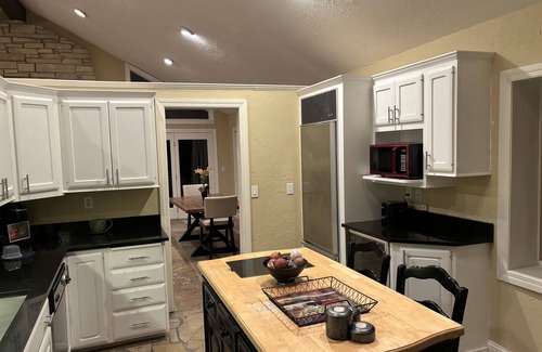 Cedar Rapids House | Private In town quiet retreat 12+ Downstairs Bonus Kitchen and walkout quarters.