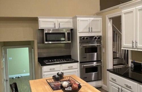Cedar Rapids House | Private In town quiet retreat 12+ Downstairs Bonus Kitchen and walkout quarters.