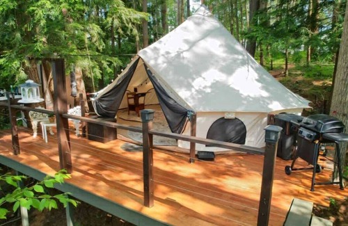Brantingham House | Private Island, 5 Homes, 2 HotTub, Boat -Sleeps 17