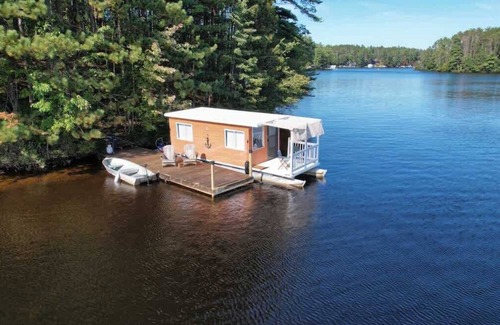 Brantingham House | Private Island, 5 Homes, 2 HotTub, Boat -Sleeps 17