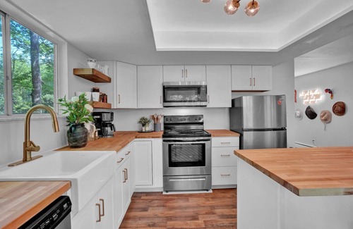 Locust Lake Village House | Private Jacuzzi, Firepit, Grill, Backyard entrance to East Lake, Tennis, Basketball, Soccer, Volleyball!