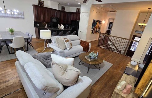 Woodlake - Briar Meadow House | Private Jacuzzi | 3 BR Modern Galleria | Sleeps 7