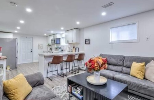 Whitby Apartment | Private | King Bed | Fireplace | Pets | Therma SPA | WiFi | No Steps inside