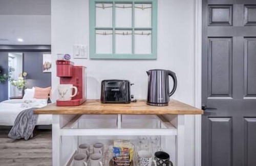 Whitby Apartment | Private | King Bed | Fireplace | Pets | Therma SPA | WiFi | No Steps inside