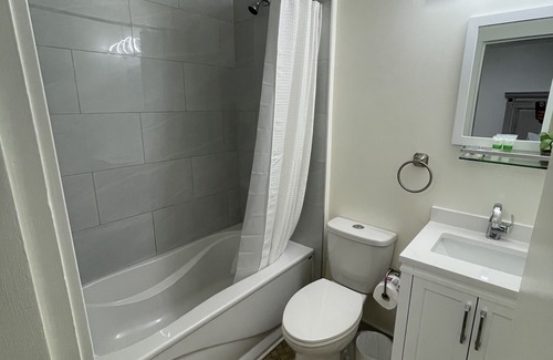 East Kootenay House | Private King Room in Relaxing Radium