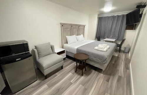 East Kootenay House | Private King Room in Relaxing Radium