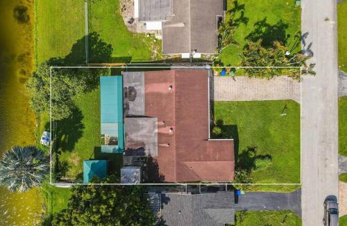 Pembroke Pines House | Private Lakefront Home in Miami/Pembroke