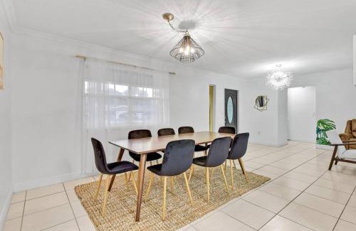 Pembroke Pines House | Private Lakefront Home in Miami/Pembroke