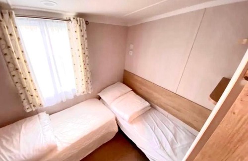 Grampound Resort | Private Lakeside Cabin