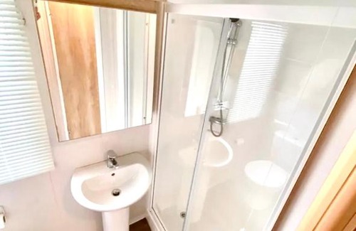 Grampound Resort | Private Lakeside Cabin