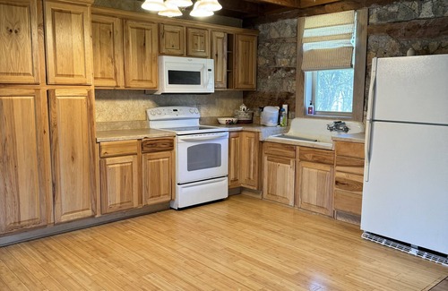 Comfort Cabin | Private log cabin in the country w/big front porch, fenced yard in Comfort.