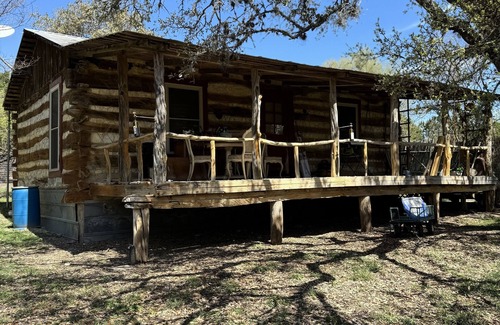 Comfort Cabin | Private log cabin in the country w/big front porch, fenced yard in Comfort.
