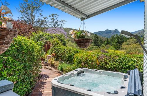 Lamington House | Private luxury in the mountains with running creek