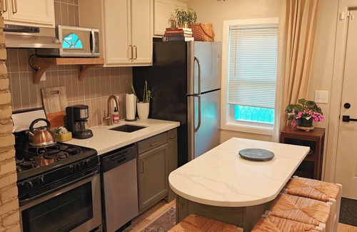 Payne - Phalen House | Private Modern 1 Bedroom Main Suite City Home