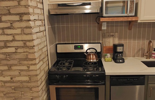 Payne - Phalen House | Private Modern 1 Bedroom Main Suite City Home