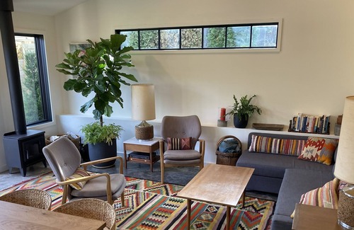 Beacon House | Private, modern carriage house. Great for couples!