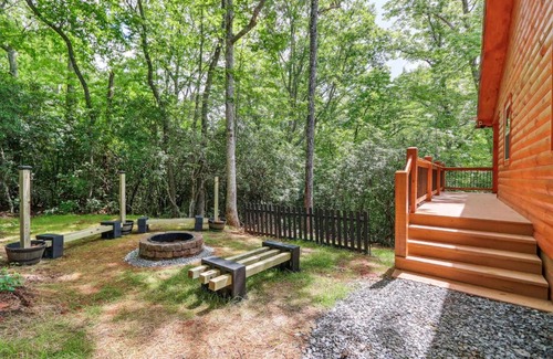 Murphy House | Private Murphy Cabin Rental with Wraparound Porch!