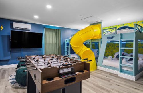 Largo House | Private Oasis Pool Putting Green & Court