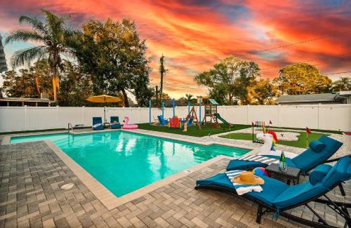 Largo House | Private Oasis Pool Putting Green & Court