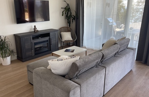 Sechelt Apartment | Private ocean view suite