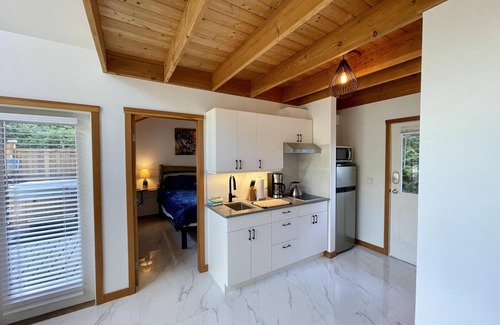 Ucluelet Cabin | Private Oceanfront Cabin and Hot Tub! - GWW