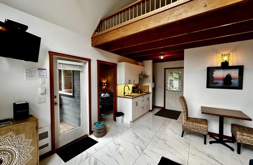 Ucluelet Cabin | Private Oceanfront Cabin and Hot Tub! - GWW