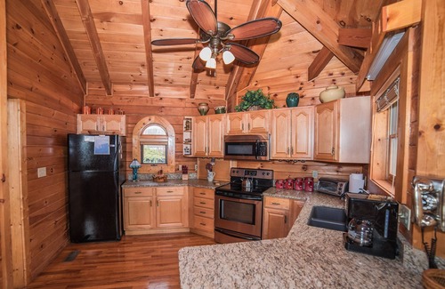 Gatlinburg - Pigeon Forge Cabin | Private-Panoramic Views of the Great Smoky Mountains-FREE Mountain Air