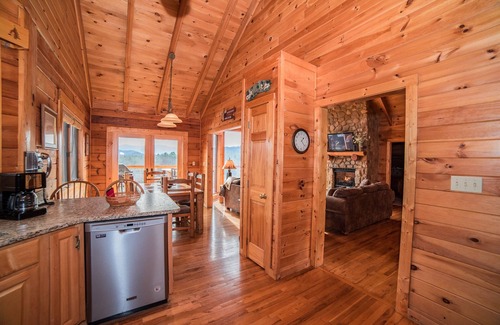 Gatlinburg - Pigeon Forge Cabin | Private-Panoramic Views of the Great Smoky Mountains-FREE Mountain Air