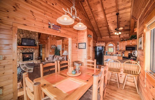 Gatlinburg - Pigeon Forge Cabin | Private-Panoramic Views of the Great Smoky Mountains-FREE Mountain Air