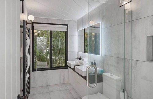 Parnell House | Private Paradise Designer's 2BR Home| Free Parking